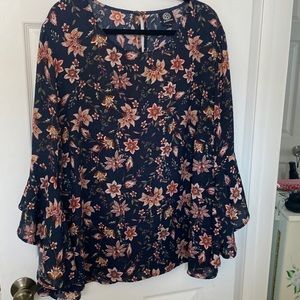 Lightweight blouse with bell sleeve from the elbow down